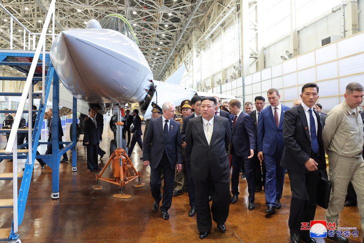 Nhà lãnh đạo Triều Tiên Kim Jong Un thăm một nhà máy sản xuất máy bay ở thành phố Komsomolsk-on-Amur thuộc vùng Khabarovsk, Nga, ngày 15-9 - Ảnh: REUTERS