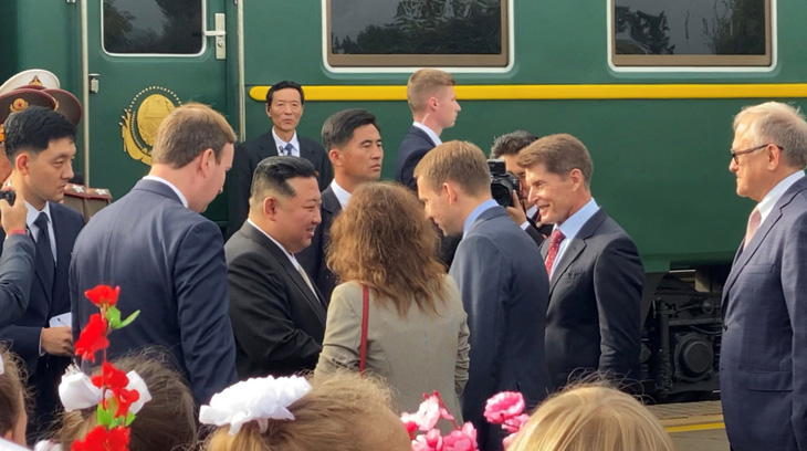Khi đoàn tàu bọc thép của lãnh đạo Triều Tiên đến nhà ga ở thị trấn Artyom vào sáng 16-9, ông Kim Jong Un đã được thống đốc vùng Primorsky Oleg Kozhemyako và Bộ trưởng Bộ Tài nguyên và môi trường Nga Alexander Kozlov đón tiếp - Ảnh: REUTERS