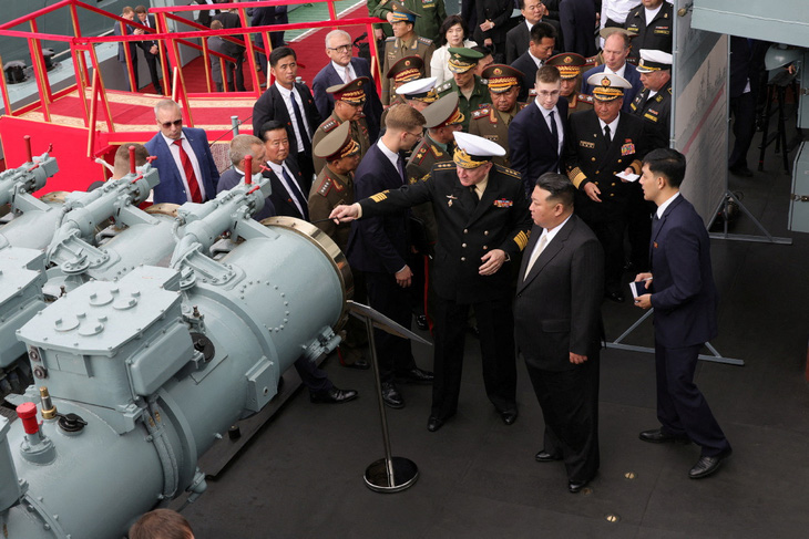 Ông Kim Jong Un nghe giới thiệu về tàu khu trục Marshal Shaposhnikov thuộc Hạm đội Thái Bình Dương của Nga tại cảng Vladivostok thuộc vùng Primorsky - Ảnh: REUTERS