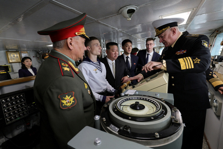 Tổng tư lệnh Hải quân Nga, đô đốc Nikolay Yevmonov (bìa phải) dẫn nhà lãnh đạo Triều Tiên thị sát tàu khu trục Marshal Shaposhnikov - Ảnh: REUTERS