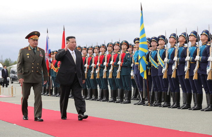 Bộ trưởng Quốc phòng Nga Sergei Shoigu (trái) và ông Kim Jong Un duyệt đội danh dự tại sân bay Knevichi ở vùng Primorsky sáng 16-9 - Ảnh: REUTERS