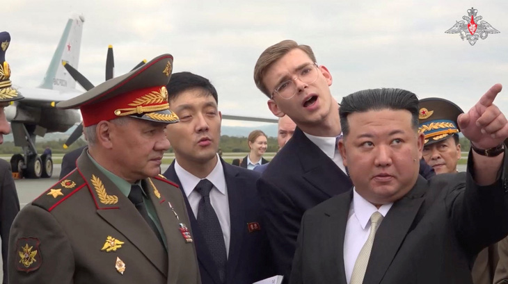 Ông Kim Jong Un xem và nghe giới thiệu về nhiều loại máy bay chiến đấu của Nga - Ảnh: REUTERS