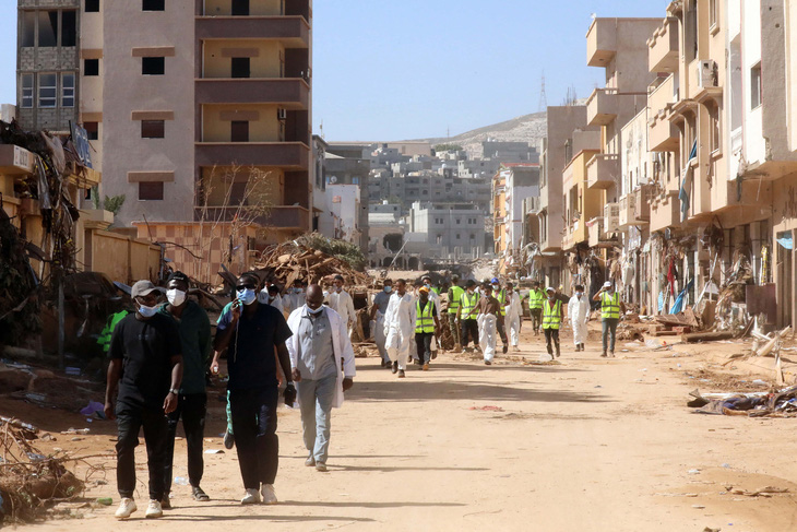 Lực lượng cứu hộ tiếp tục tìm kiếm các nạn nhân thiệt mạng tại thành phố cảng Derna, Libya - Ảnh: AFP