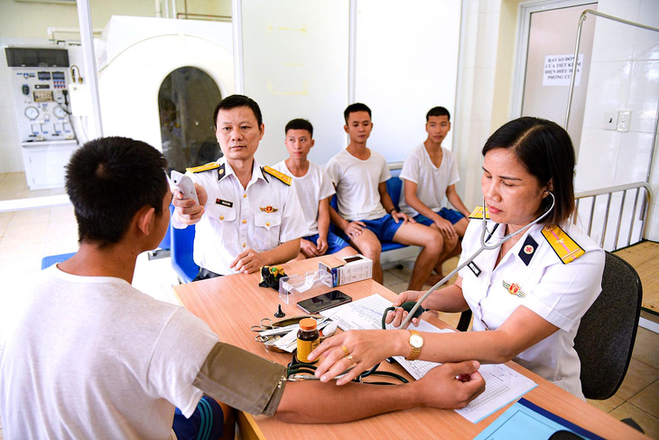 Chị Trương Thị Phượng kiểm tra sức khỏe định kỳ cho cán bộ chiến sĩ tại Lữ đoàn 126 - Ảnh: N.TRẦN