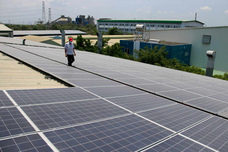 Một trung tâm thương mại lớn ở quận 7 dùng điện từ hệ thống điện mặt trời mái nhà - Ảnh: NGỌC HIỂN