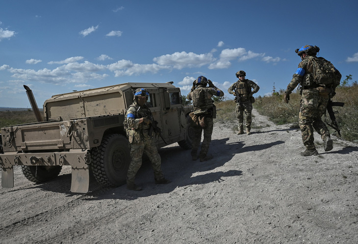 Quân nhân Ukraine chuẩn bị thực hiện nhiệm vụ trinh sát gần thành phố Bakhmut, đông Ukraine hôm 7-9 - Ảnh: REUTERS