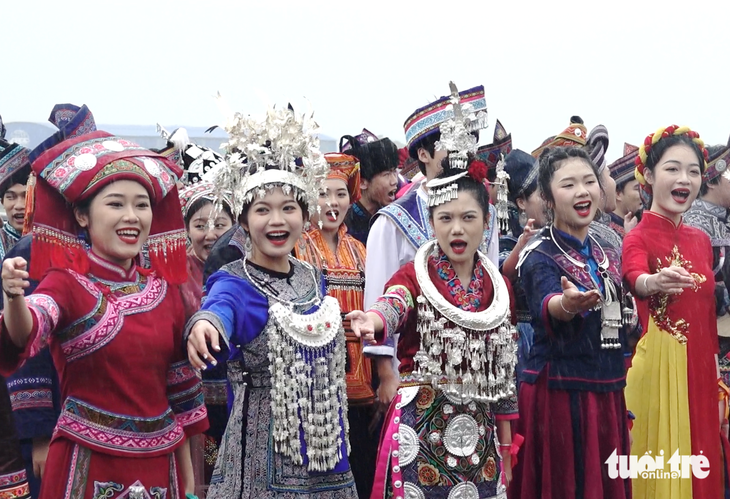 Đoàn thanh niên Quảng Tây đón chào Thủ tướng Phạm Minh Chính bằng trang phục và điệu múa truyền thống - Ảnh: DUY LINH