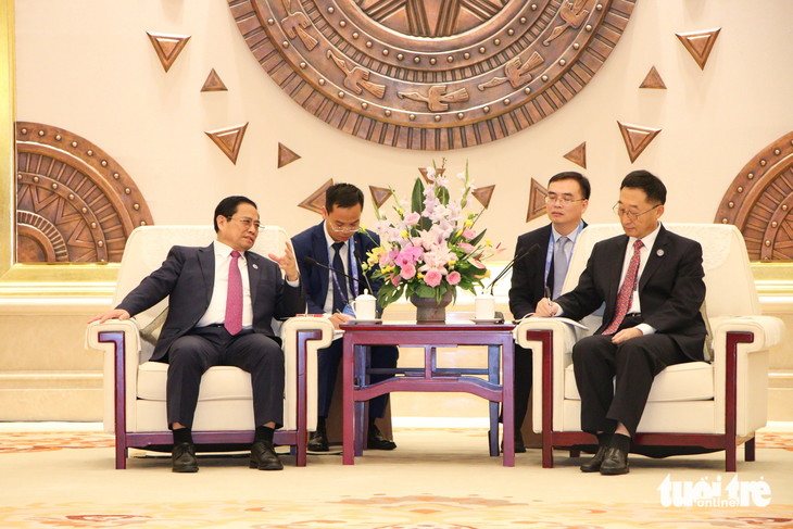 Thủ tướng Phạm Minh Chính trao đổi với Bí thư khu ủy Quảng Tây Lưu Ninh trong cuộc tiếp ngày 16-9 - Ảnh: DUY LINH