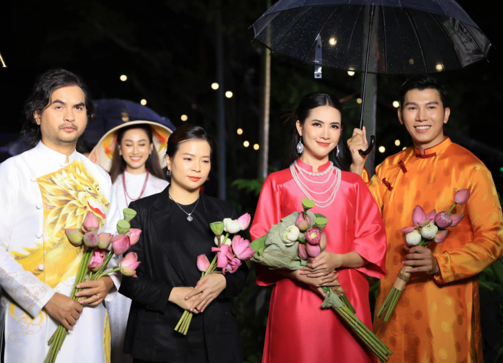 Các nhà thiết kế chú trọng tôn vinh tà áo dài Việt Nam - Ảnh: BTC