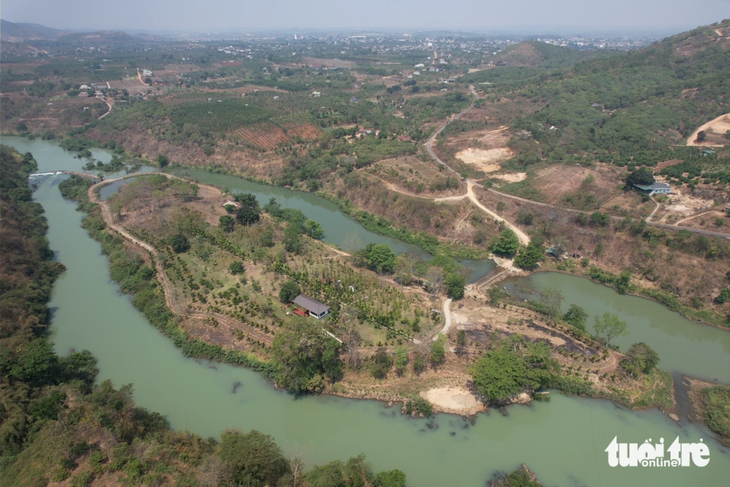 UBND huyện Cư Jut buộc tháo dỡ khu biệt thự xâm hại dòng sông Sêrêpốk - Ảnh: TRUNG TÂN