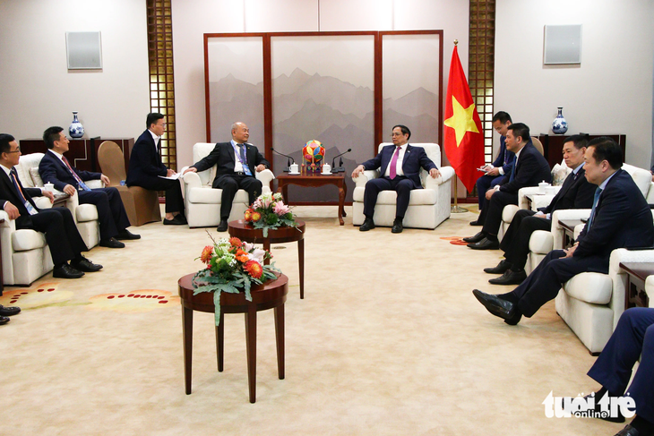 Thủ tướng Phạm Minh Chính trong cuộc tiếp ông Trần Vân, chủ tịch hội đồng quản trị CREC - Ảnh: DUY LINH