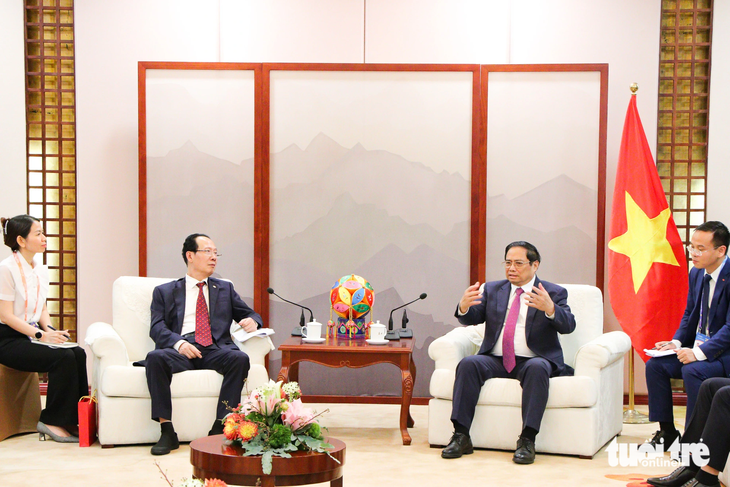 Thủ tướng trao đổi với ông Vương Tiểu Quân, lãnh đạo Power China - Ảnh: DUY LINH
