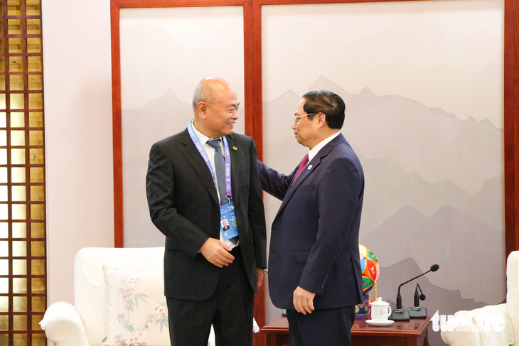 Thủ tướng trao đổi với ông Trần Vân, chủ tịch CREC, sau cuộc tiếp - Ảnh: DUY LINH