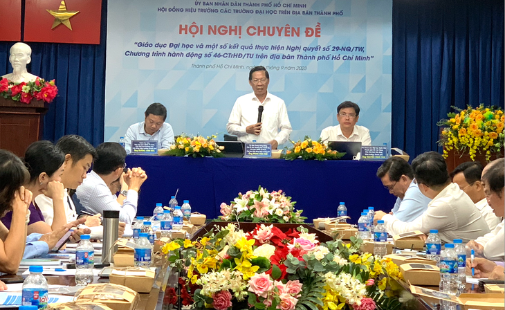 Chủ tịch UBND TP.HCM Phan Văn Mãi phát biểu tại hội nghị chuyên đề Hội đồng hiệu trưởng các trường đại học trên địa bàn TP.HCM chiều 16-9 - Ảnh: TRẦN HUỲNH