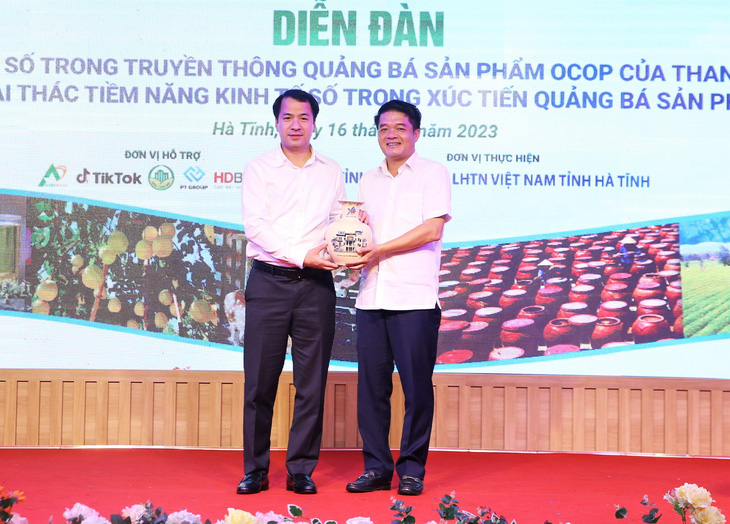 Secretary of the Central Committee of Duan Ngo Van Cuong (left) presented a souvenir to the leader of the Fatherland Front Committee of Ha Tinh Province - Photo: LM