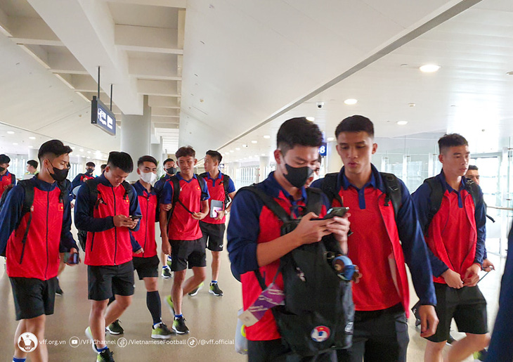 Các cầu thủ Olympic Việt Nam di chuyển ra xe buýt đi Hàng Châu - Ảnh: VFF