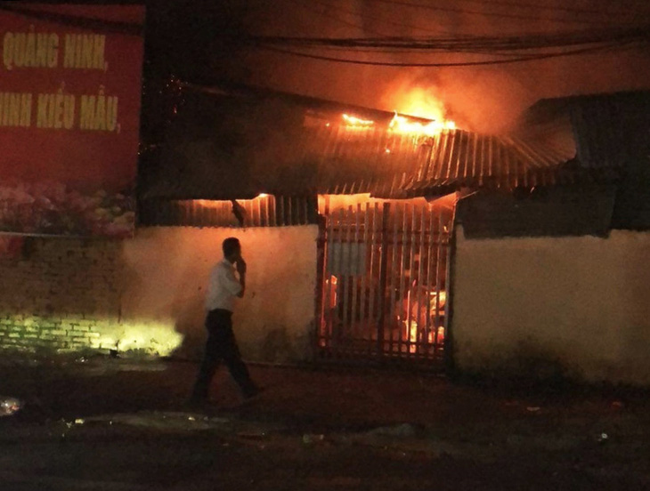 Hiện trường vụ cháy chợ dân sinh tại Cửa Ông, TP Cẩm Phả, tỉnh Quảng Ninh tối 16-9 - Ảnh: H.NGẦN