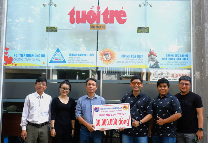 The representative of Thuy Tre newspaper received 30 million VND from Southern Lure Club - Photo: Veu Thuy