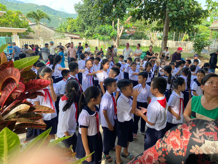 Học sinh thôn Nam Yên được phụ huynh đưa đến tập trung tại điểm trường cũ trước đó để phản đối việc sáp nhập điểm trường - Ảnh: ĐOÀN NHẠN