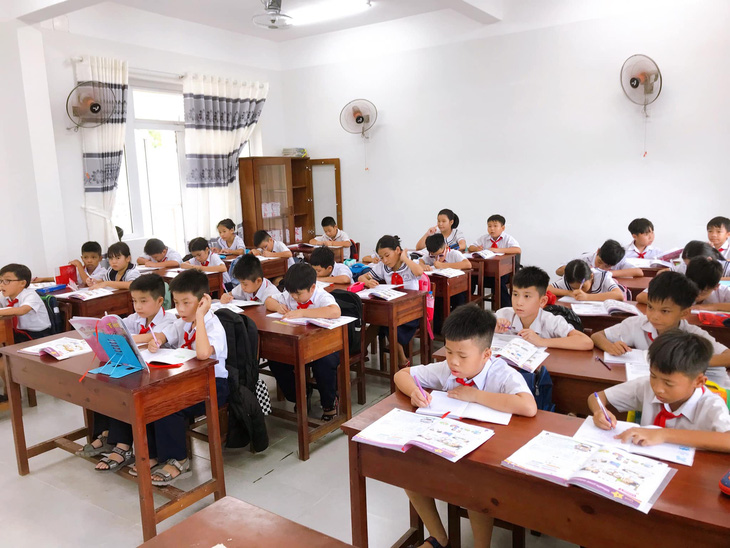 Đã hơn 10 ngày sau khai giảng, nhiều em học sinh thôn Nam Yên mới được đi học - Ảnh: N.L.