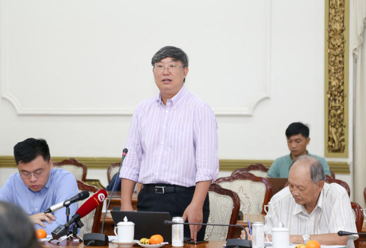 Chuyên gia Nguyễn Xuân Thành nêu ý kiến tại phiên họp - Ảnh: THẢO LÊ