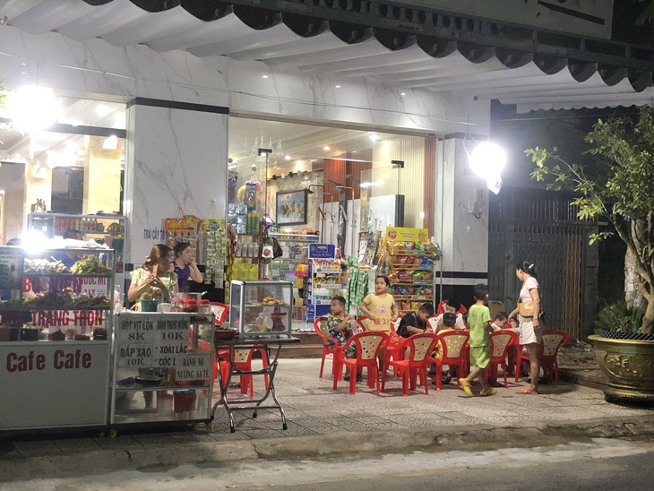 Một quán ăn uống ở khu dân cư Tràng An (phường 8, TP Bạc Liêu) phải đốt rất nhiều nhang muỗi để xua muỗi, khách mới có thể ngồi yên để ăn uống - Ảnh: NGỌC HÂN