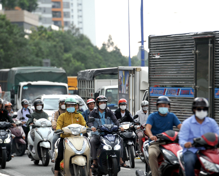 Người đi xe máy ở khung giờ cao điểm tại nút giao thông An Phú, TP.HCM