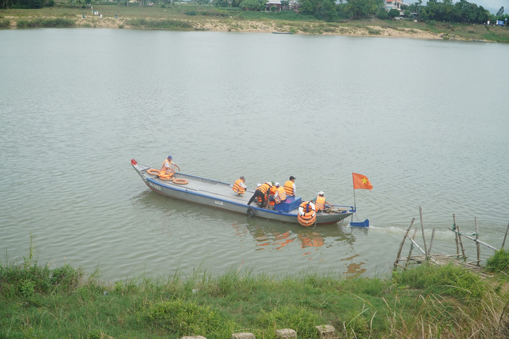Cầu Văn Ly sau khi hoàn thành sẽ xóa bỏ bến đò ngang trên sông Thu Bồn - Ảnh: LÊ TRUNG