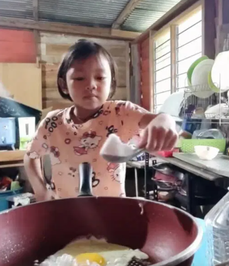 Bé gái 6 tuổi hướng dẫn làm trứng chiên kiểu 'tăng xông máu' - Ảnh 1.