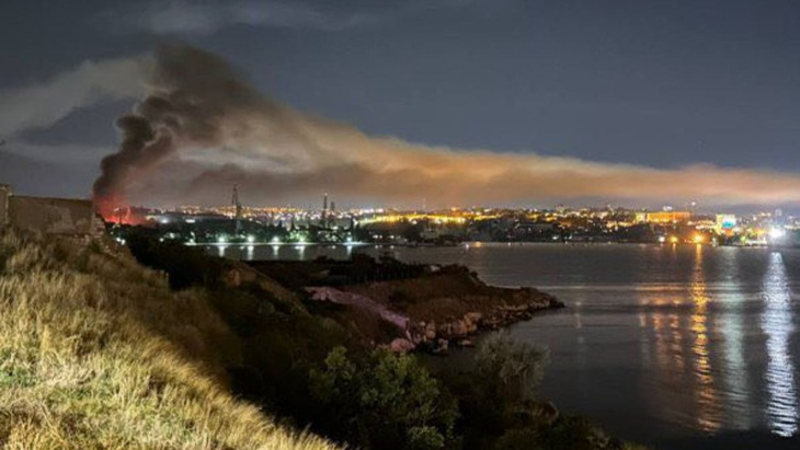 Khói bốc lên ở bán đảo Crimea sau vụ tấn công vào Sevastopol lúc rạng sáng 13-9 - Ảnh: SKY NEWS