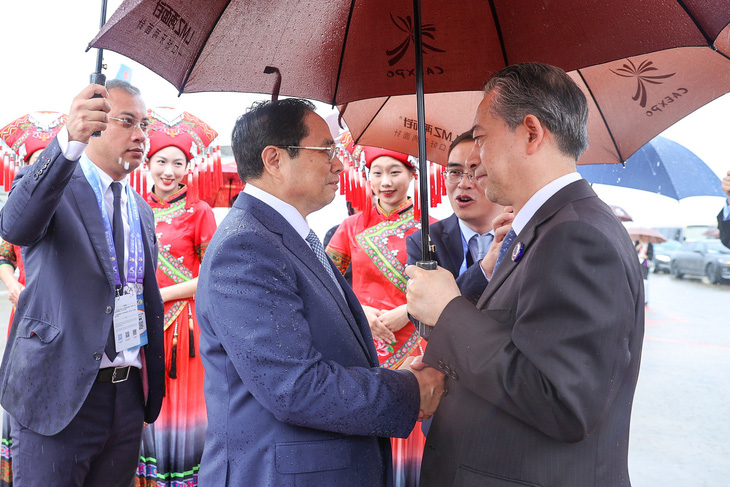 Đại sứ Trung Quốc tại Việt Nam Hùng Ba đón Thủ tướng Phạm Minh Chính - Ảnh: NHẬT BẮC