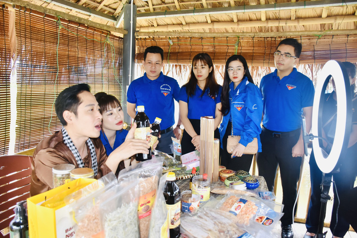 Young people in Ha Tinh see and experience TikTokers selling and promoting products online - Photo: HA