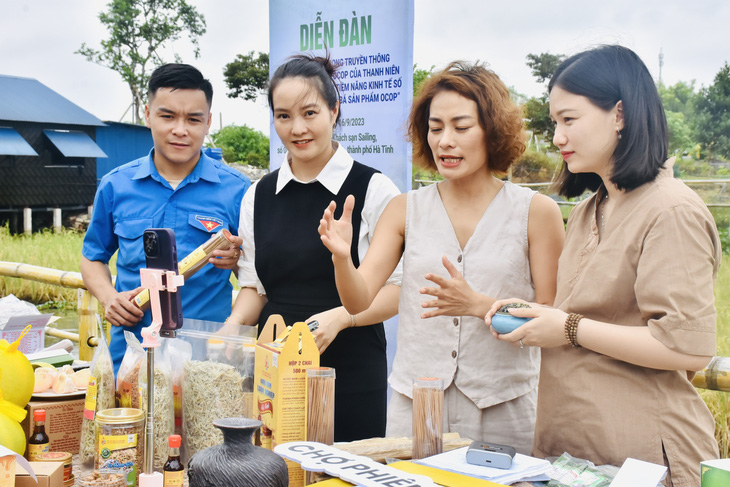 Các TikToker tham gia quảng bá sản phẩm OCOP Hà Tĩnh - Ảnh: H.A.