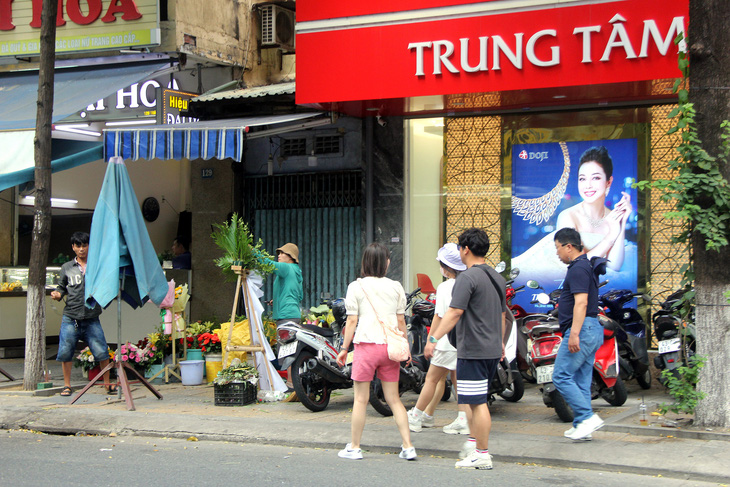 Vỉa hè ở nhiều tuyến đường có đông du khách tại Đà Nẵng thường xuyên bị lấn chiếm - Ảnh: TRƯỜNG TRUNG