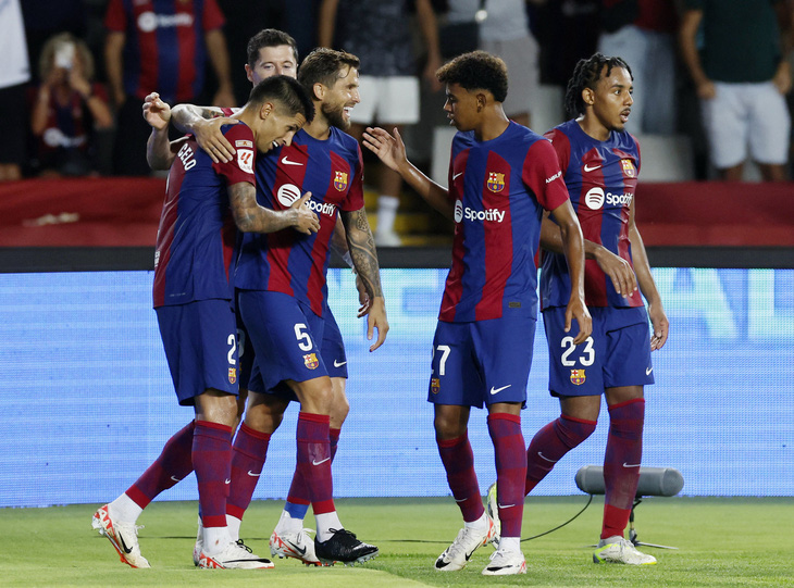 Barca ăn mừng sau khi chiến thắng 5-0 trước Real Betis - Ảnh: Reuters