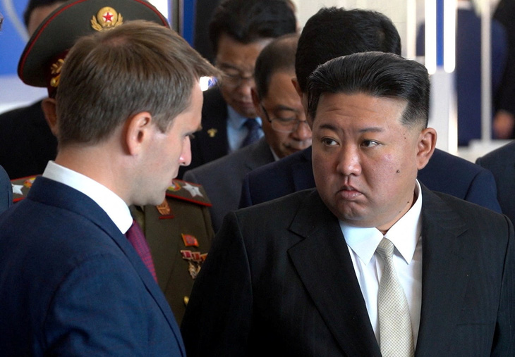 Nhà lãnh đạo Triều Tiên Kim Jong Un nghe Chủ tịch Đại học Liên bang Viễn Đông Boris Korobets giới thiệu trong chuyến thăm trường đại học này ở Vladivostok, Nga, ngày 17-9 - Ảnh: REUTERS