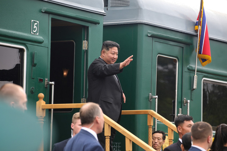 Nhà lãnh đạo Triều Tiên Kim Jong Un chào tạm biệt phái đoàn Nga tại nhà ga Artyom-Primorsky-1, ngày 17-9 - Ảnh: REUTERS