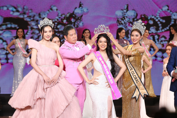 Trần Mỹ Huyền giành giải thưởng cao nhất cuộc thi Miss Petite Vietnam 2023 - Ảnh: BTC