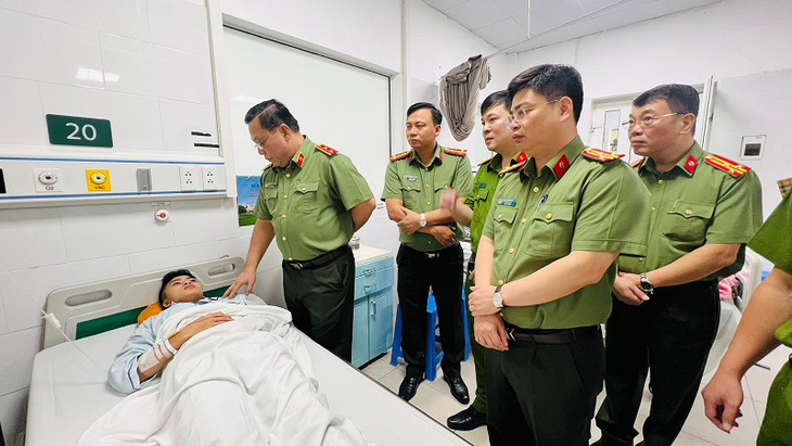 Trung tướng Nguyễn Hải Trung - giám đốc Công an TP Hà Nội - thăm hỏi các chiến sĩ bị thương - Ảnh: công an cung cấp