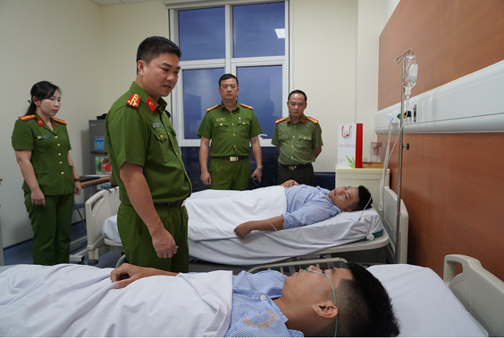 Đại tá Dương Đức Hải - phó giám đốc Công an TP Hà Nội, thăm hỏi các chiến sĩ đang điều trị tại Bệnh viện Quân y 103 - Ảnh: Công an cung cấp