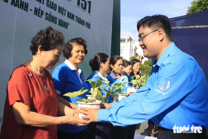 Anh Ngô Minh Hải, phó bí thư thường trực Thành Đoàn, chủ tịch Hội Liên hiệp thanh niên Việt Nam TP.HCM, tặng cây xanh cho các hộ gia đình