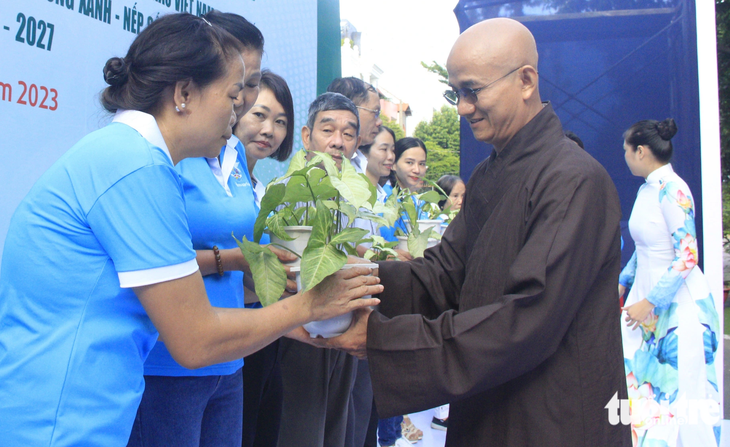 Venerable Thich Thien Cu, Deputy Head and Chief Secretary of the Executive Committee of the Vietnam Buddhist Association in Ho Chi Minh City, donated green trees to residents of the K300 apartment building - Photo: CONG TRIEU