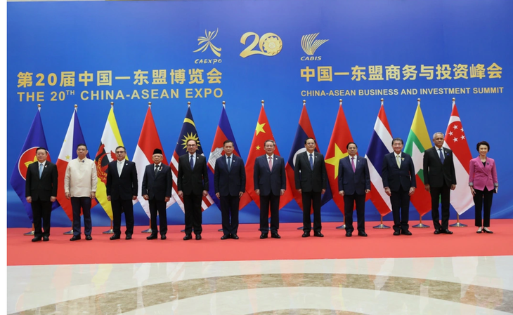 Thủ tướng Phạm Minh Chính chụp ảnh cùng trưởng đoàn các nước ASEAN và Trung Quốc tham dự CAEXPO - Ảnh: DƯƠNG GIANG