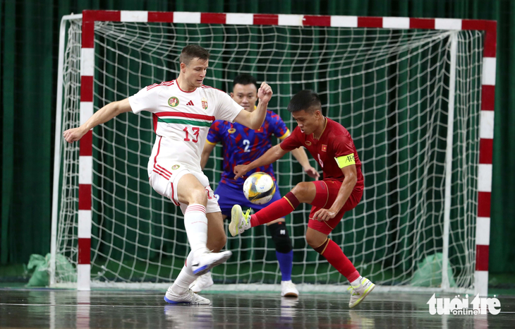 Đội trưởng Phạm Đức Hòa (phải) bất lực trước hàng thủ futsal Hungary - Ảnh: N.K 