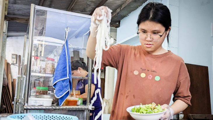 Hàng bán đồ ăn sáng trong kiệt nhỏ ở đường Trần Cao Vân (Đà Nẵng) mà Thu Hiền phụ mẹ mỗi ngày là sinh kế chính nuôi cả gia đình - Ảnh: TẤN LỰC