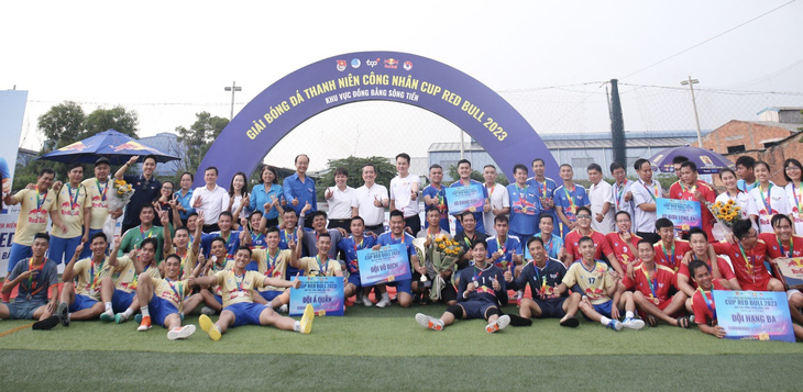 Football teams take souvenir photos after 2 days of competition during the Youth Festival - Photo: AN LONG