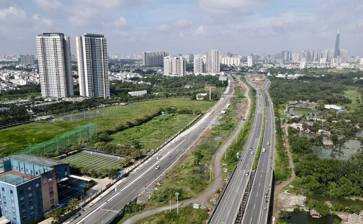 Đường song hành cao tốc TP.HCM - Long Thành - Dầu Giây (bên trái) khởi công năm 2017 theo hợp đồng BT (xây dựng - chuyển giao) có chiều dài hơn 4km - Ảnh: LÊ PHAN
