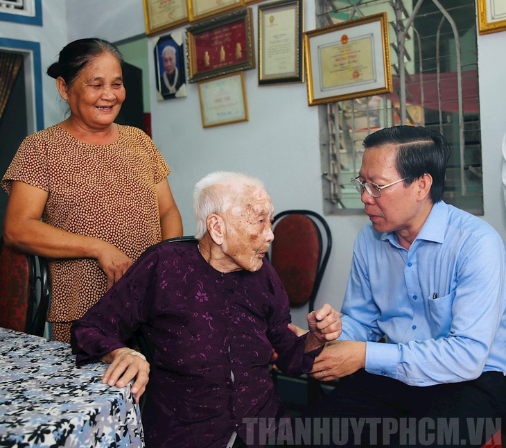 Chủ tịch UBND TP.HCM Phan Văn Mãi đến thăm và tặng quà mẹ Việt Nam anh hùng Nguyễn Thị Phái - Ảnh: THÀNH ỦY TP.HCM