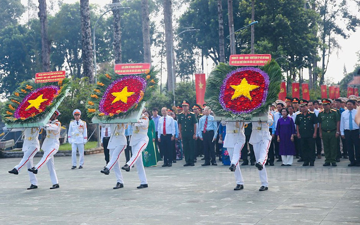 Dâng hương, dâng hoa tưởng nhớ các anh hùng liệt sĩ tại huyện Củ Chi