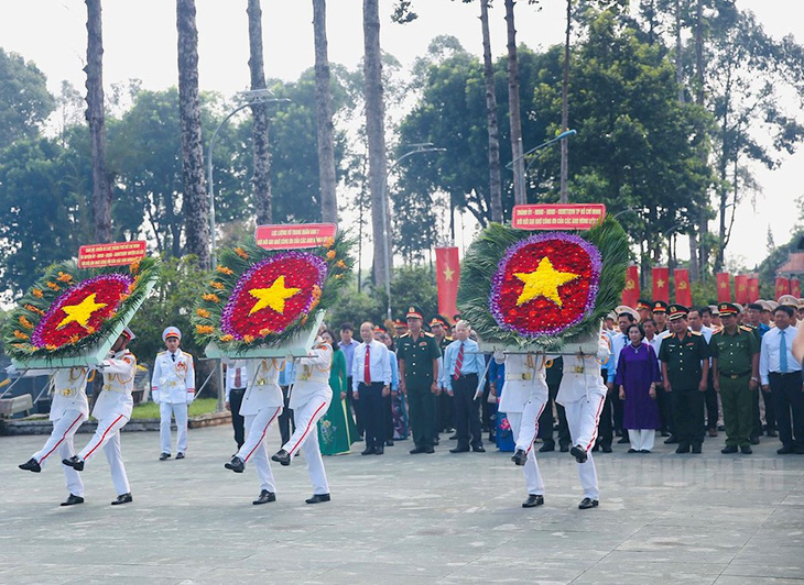 Các đại biểu dâng hoa tưởng niệm các anh hùng liệt sĩ tại nghĩa trang liệt sĩ huyện Củ Chi - Ảnh: THÀNH ỦY TP.HCM 
